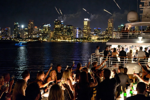 San Diego: Cabrillo NYE Epic Cruise Champagne & DjSet