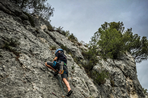 Séance de découverte de l'escalade dans les Calanques près de Marseille