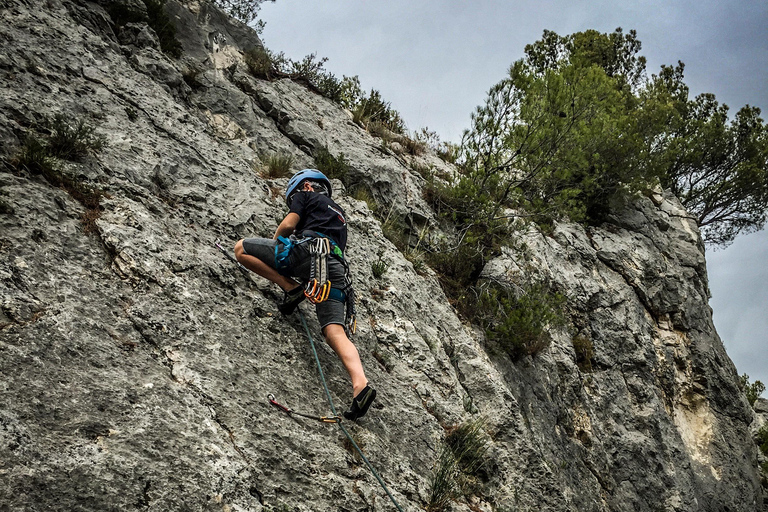 Wspinaczkowa sesja odkrywcza w Calanques w pobliżu MarsyliiWspinaczkowa sesja Discovery w Calanques w pobliżu Marsylii