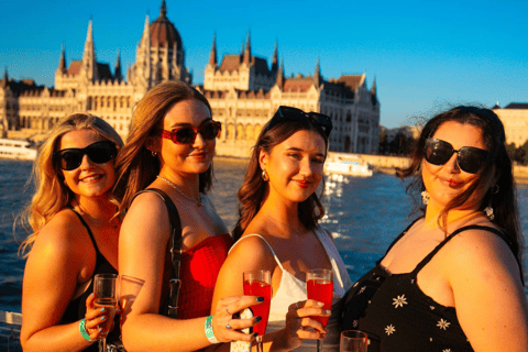 Budapest: Crociera turistica al tramonto con cocktail illimitati