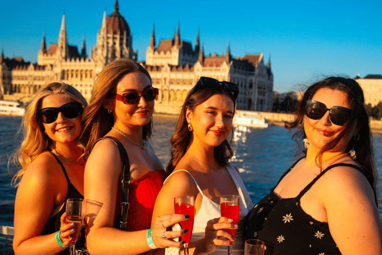 Budapest: Crociera turistica al tramonto con cocktail illimitati