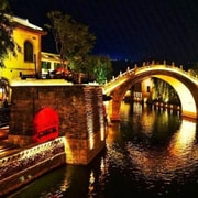 Hutong Night Tour with Yunnan Dinner and Boat Ride