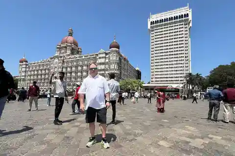 Mumbai: City of Dreams Tour in Private Vehicle with Guide