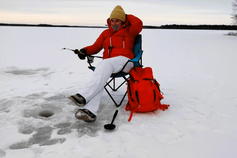 Avventura di pesca sul ghiaccio a Levi con zuppa di salmoneAvventura di pesca sul ghiaccio a Levi con la zuppa di salmone