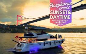 Istanbul: Sunset or Daytime Yacht Tour w/AudioGuide & Snacks