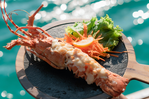 Koh Larn : location privée d&#039;un bateau en bois avec menu de fruits de merCoucher de soleil à Tidkoh (14 h 00 - 18 h 00)