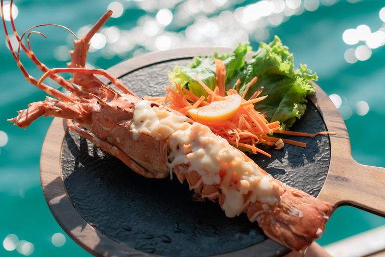 Koh Larn : location privée d&#039;un bateau en bois avec menu de fruits de merCoucher de soleil à Tidkoh (14 h 00 - 18 h 00)