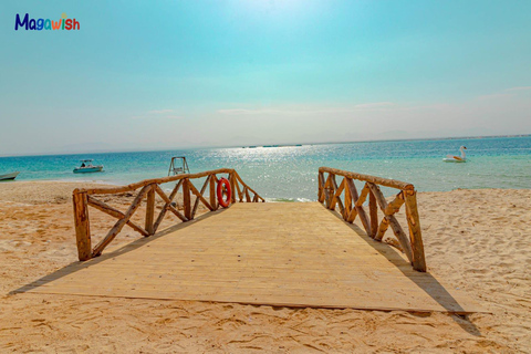 Hurghada : coucher de soleil, barbecue sur l'île de Magawish en bateau rapideBateau rapide privé pour le coucher du soleil avec barbecue