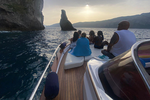 Capri: Secret Corners Boat Tour with Local Skipper