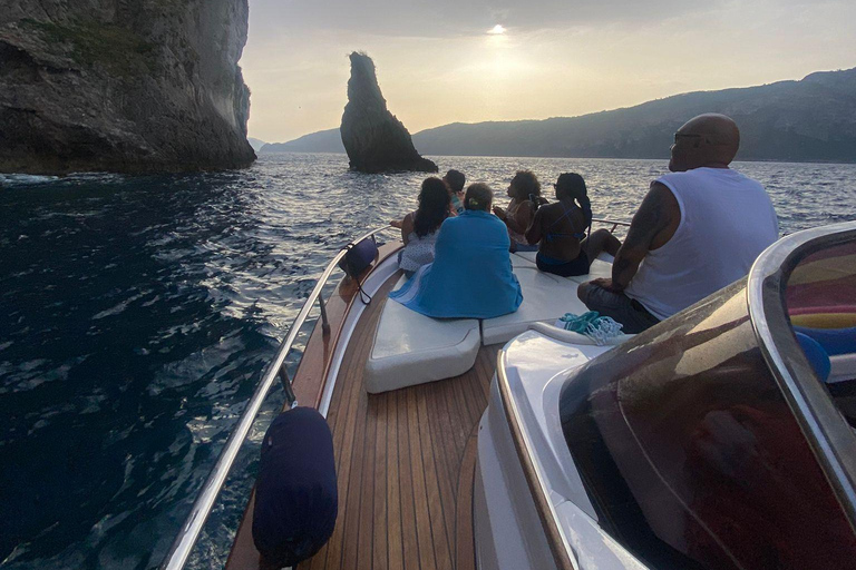 Capri: Secret Corners Boat Tour with Local Skipper