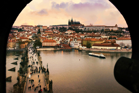 Prag bei Nacht: Dinner-BootsfahrtWesentlich