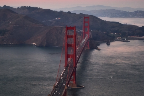 Vol dans la baie de San Francisco au-dessus du Golden Gate Bridge