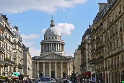 Paris Latin quarter: Private walking tour with a local guide
