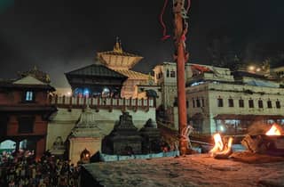 Kathmandu: Spirituelle Tour zum Pashupati-Tempel bei Sonnenaufgang am Morgen