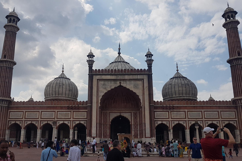 Old Delhi Tour on Luxurious Rickshaw with Wireless Headset