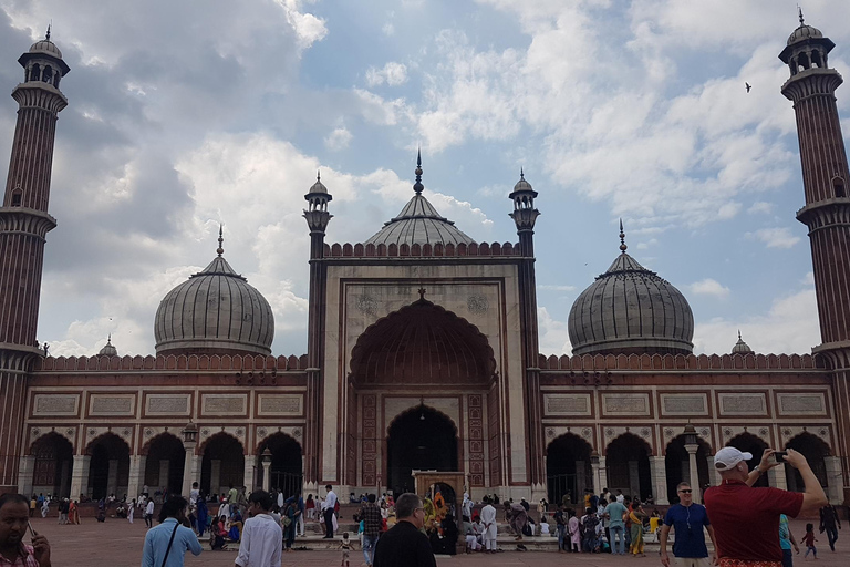 Old Delhi Tour on Luxurious Rickshaw with Wireless Headset