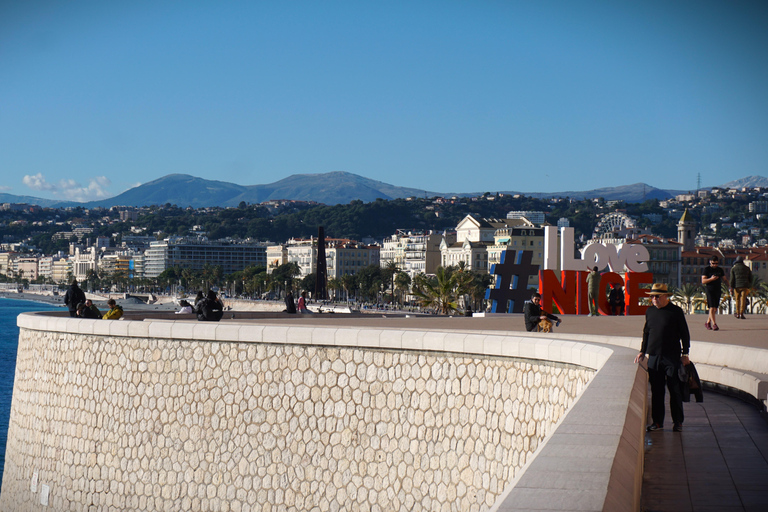 Discover the French Riviera in a Méhari, between Nice and Monaco with a guide.