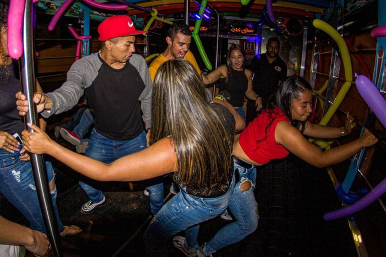 Medellin: visita all'anima della città con la tradizionale Chiva RumberaTOUR DELLA CITTÀ IN CHIVA RUMBERA TRADIZIONALE