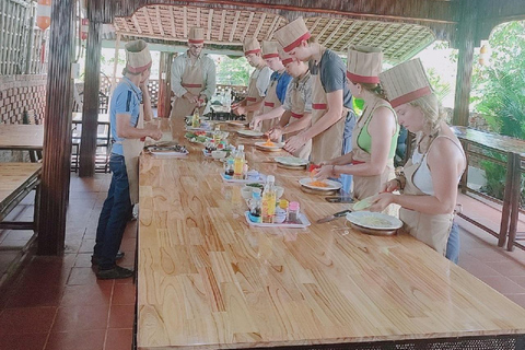 Hoi An: Aula de culinária em uma casa local em um barco com cesta de bambu