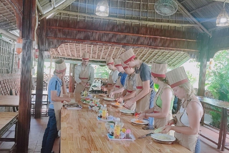 Hoi An : cours de cuisine avec une famille locale et transportCours de cuisine avec marché et excursion en bateau