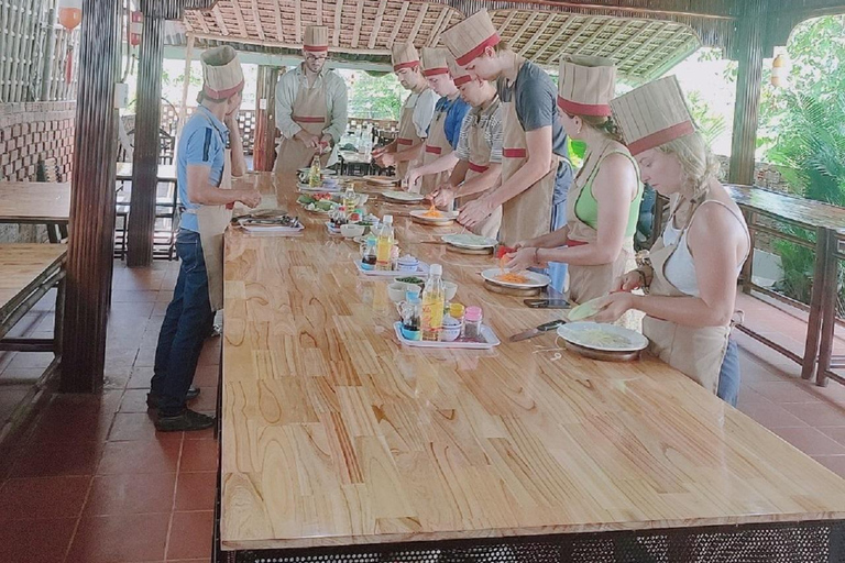 Hoi An: Aula de culinária em uma casa local em um barco com cesta de bambu