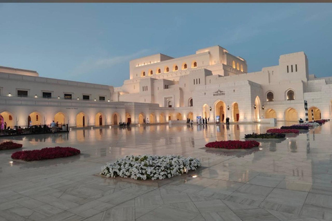Muscat: Private City Tour with a Local Guide & Full Transfer