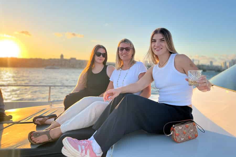 Istanbul: Bosporus-Sonnenuntergangs-Kreuzfahrt mit Snacks und Wein. Foto: GetYourGuide Istanbul: Bosporus-Sonnenuntergangs-Kreuzfahrt mit Snacks und Wein. Foto: GetYourGuide