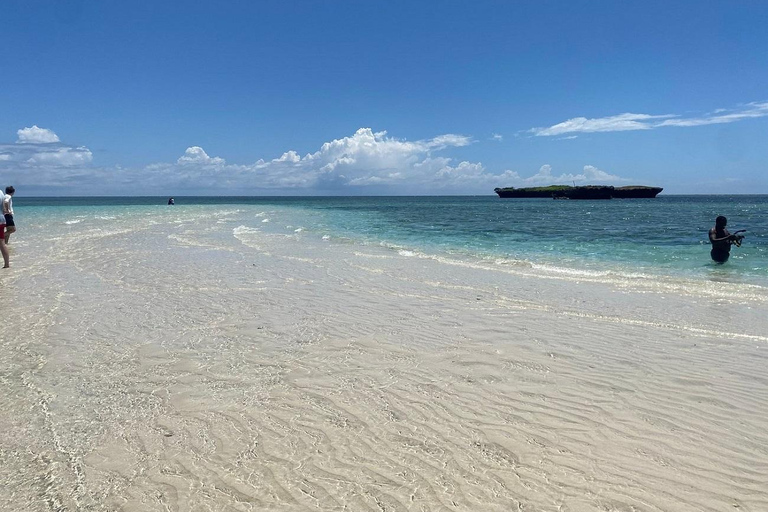 Diani Beach: Sunrise Boat Tour and Snorkeling Trip