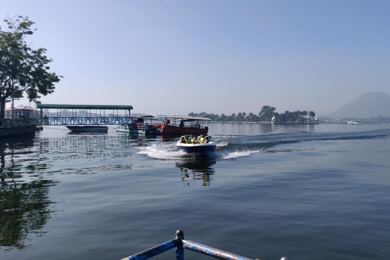 Udaipur: Private City Tour with Guide and Transfers