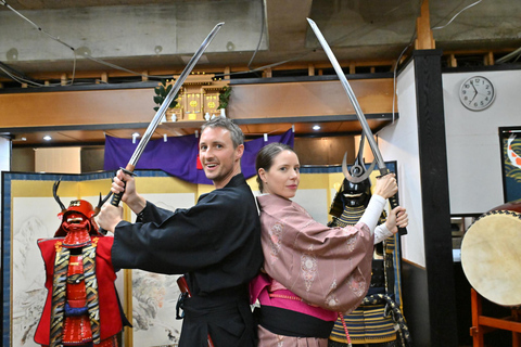 Osaka: 90 minuters lektion i samurajrustning och svärd nära slottetSamurajrustning + samurajsvärdskärning + videofilmning