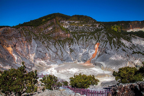 Jakarta : Cratère blanc du volcan et source d&#039;eau chaude naturelle à l&#039;ouest de Java