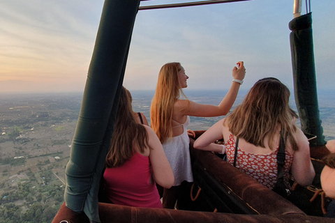 De Krong Siem Reap: Passeio de balão de ar quente em Angkor com serviço de busca