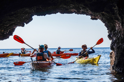 Rodes: excursão de caiaque no mar pela rota dos piratasAtividade de caiaque e mergulho com snorkel em família