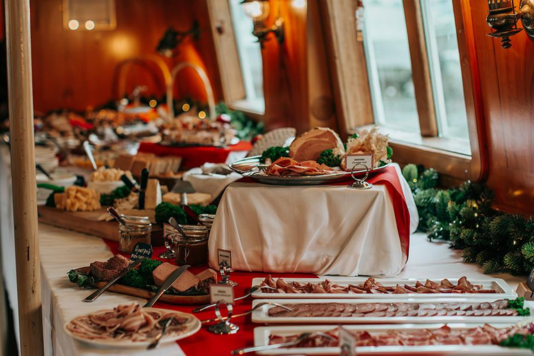 Estocolmo: crucero con almuerzo buffet navideño y vino calienteEstocolmo: crucero navideño con almuerzo buffet y vino caliente