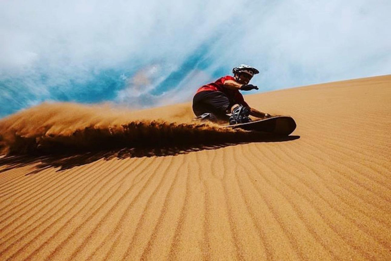 Safari condiviso nel deserto di mezza giornata con giro in cammello e sandboarding