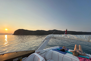 Chania: Private Rennboottour bei Sonnenuntergang mit Badestopp