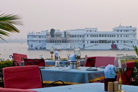 Au départ d'Udaipur : Visite privée de la ville des lacs d'UdaipurTransport, guide touristique, droits d'entrée, déjeuner et promenade en bateau