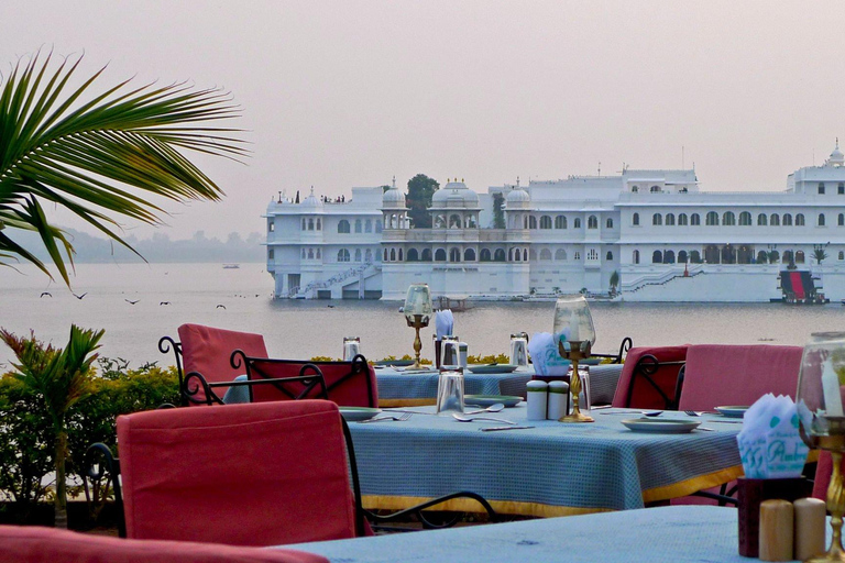 Au départ d'Udaipur : Visite privée de la ville des lacs d'UdaipurTransport, guide touristique, droits d'entrée, déjeuner et promenade en bateau