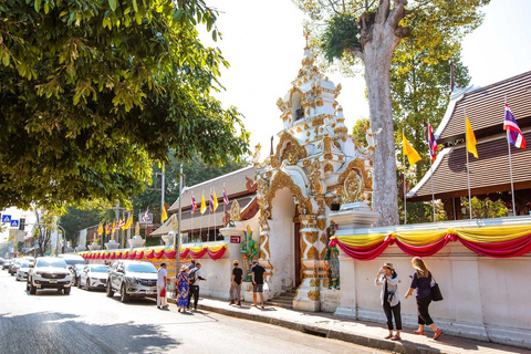 Chiang Mai : Visite nocturne des temples et de la cuisine de rue en tuk tuk