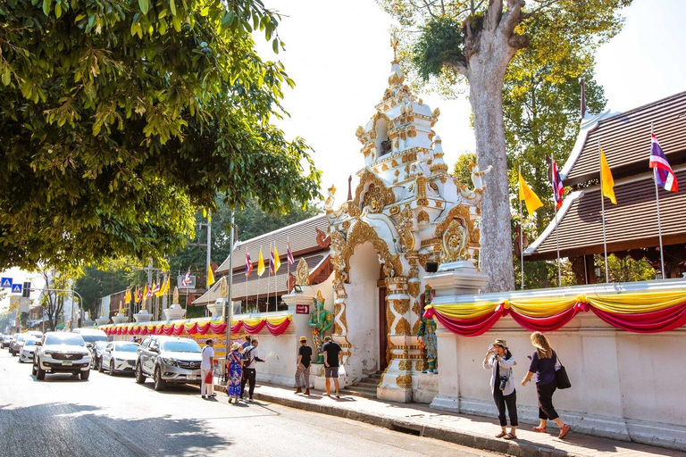 Chiang Mai : Visite nocturne des temples et de la cuisine de rue en tuk tuk