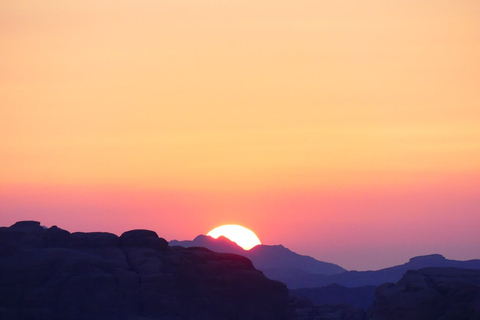 Excursion en jeep de 2 heures matin ou coucher de soleil dans le désert de Wadi RumExcursion en jeep de 2 heures (matin ou coucher de soleil) dans le désert de Wadi Rum