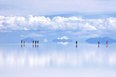 From La Paz: Uyuni Salt Flats Excursion + Round Trip Bus