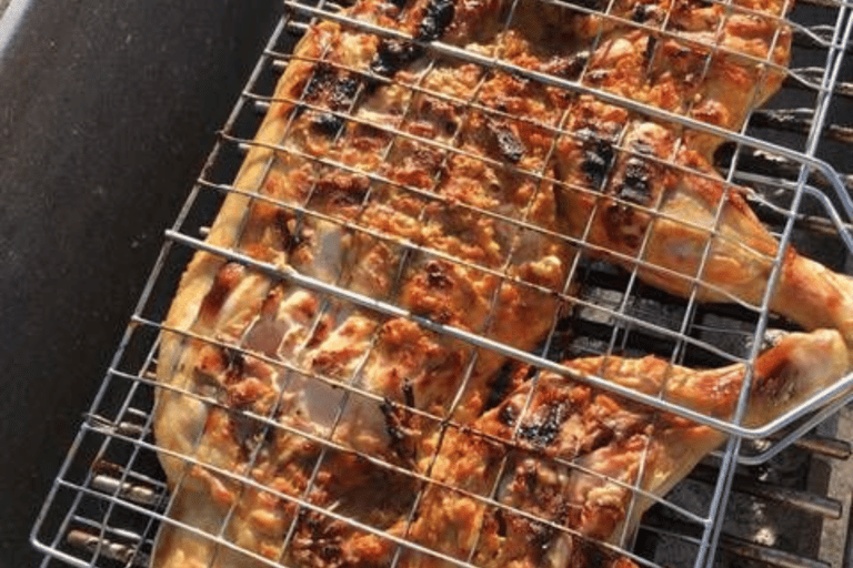 Wadi Rum: Almoço ou Jantar ao Estilo Beduíno com Serviço de BuscaAlmoço beduíno local com chá, café, bebidas geladas e serviço de busca