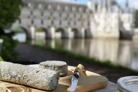 Chenonceau: giro guidato in ebike e pranzo al sacco con vino e formaggioDivertente tour in ebike a Chenonceau con degustazione di vini e formaggi