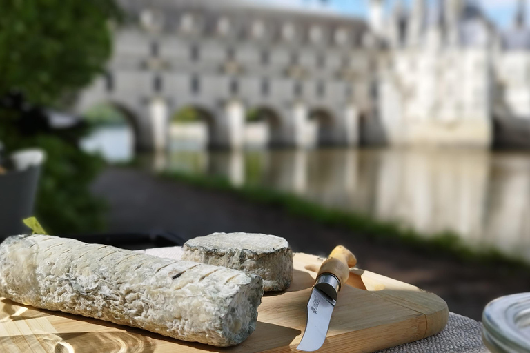 Chenonceau: giro guidato in ebike e pranzo al sacco con vino e formaggioDivertente tour in ebike a Chenonceau con degustazione di vini e formaggi