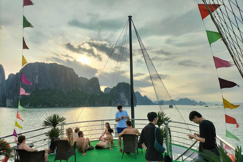 下龙湾豪华游轮一日旅行选项2：从河内老城区接客