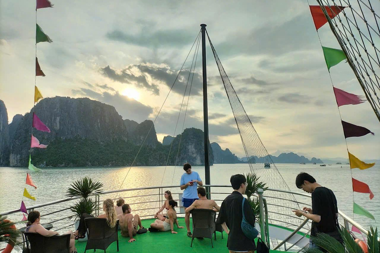 下龙湾豪华游轮一日旅行选项2：从河内老城区接客