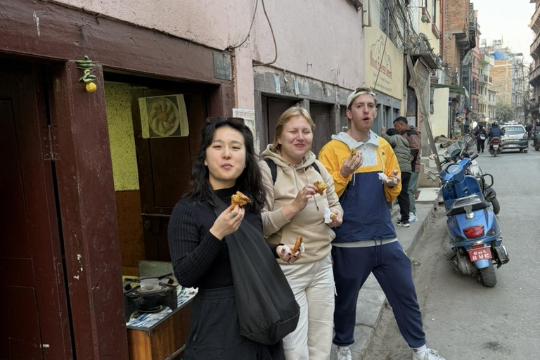 Kathmandu: tour guidato a piedi con degustazione di cibi e bevandeKathmandu: tour guidato a piedi alla scoperta del cibo e delle bevande