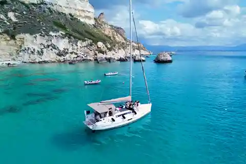 Cagliari: Tour in barca a vela tuffi, Schnorcheln und Prosecco