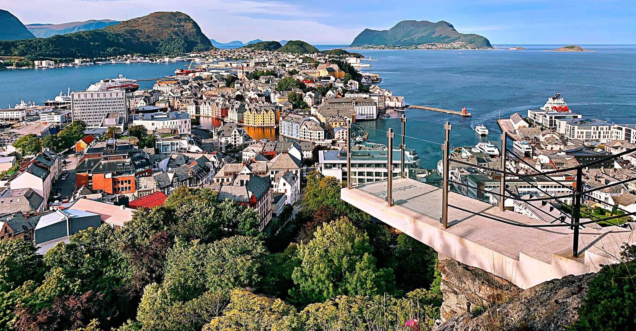 Alesund Private Sightseeing Tour on foot and by car - Housity